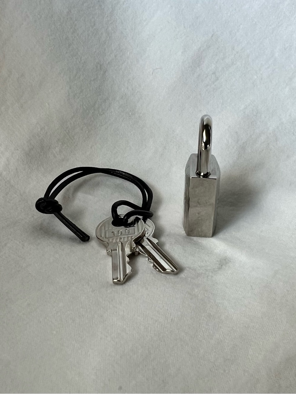 Hermès Padlock and Key Set #100 Never used. Lowest Price I can offer!!! - Picture 5 of 7